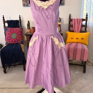 Tatyana Lavender Sleeveless Dress Cream Accents size Large with pockets 💜
